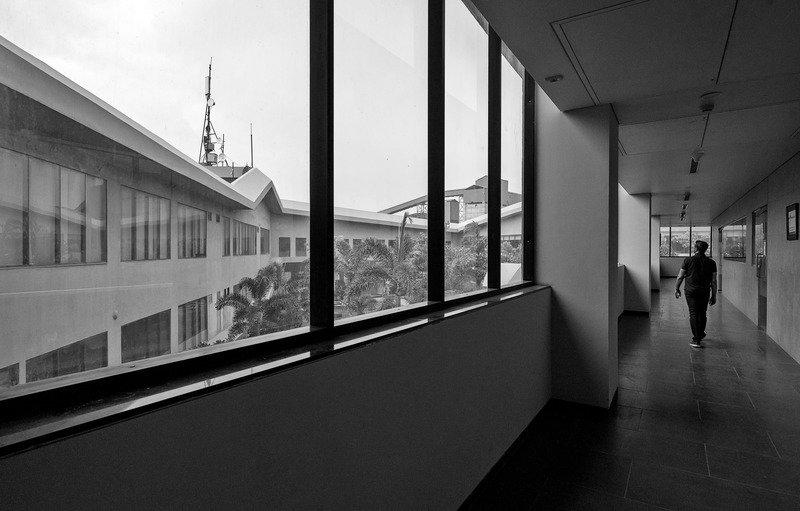 Dossier de presse | 1432-13 - Communiqué de presse | Les bureaux dans la cour - Sanjay Puri Architects - Architecture commerciale - ENTRANCE CORRIDOR - Crédit photo : MR.DINESH MEHTA