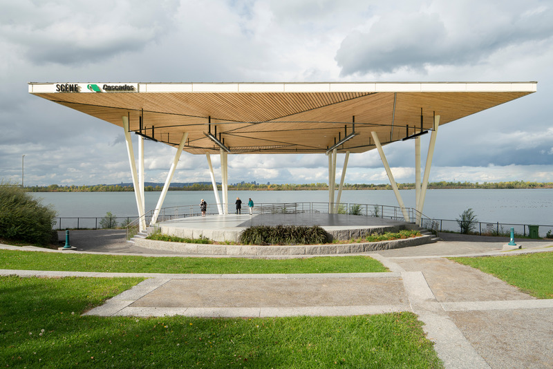 Dossier de presse | 1170-04 - Communiqué de presse | Cardin Julien fête son 30e anniversaire - Cardin Julien - Architecture institutionnelle - Scène extérieure du Parc André-J.-Côté - Crédit photo : Olivier Blouin