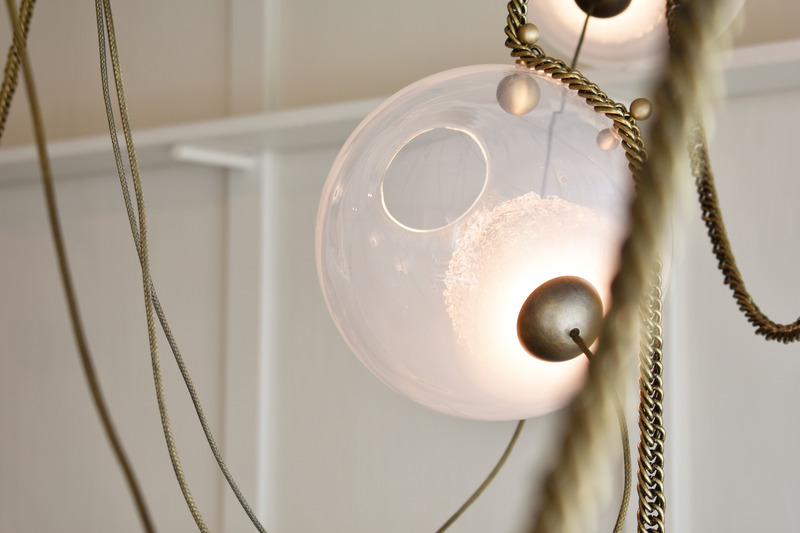 Dossier de presse | 2110-08 - Communiqué de presse | Inspirée par la vie aquatique, la nouvelle collection de Larose Guyon illumine l’Abysse - Larose Guyon - Design d’éclairage - Crédit photo : Larose Guyon