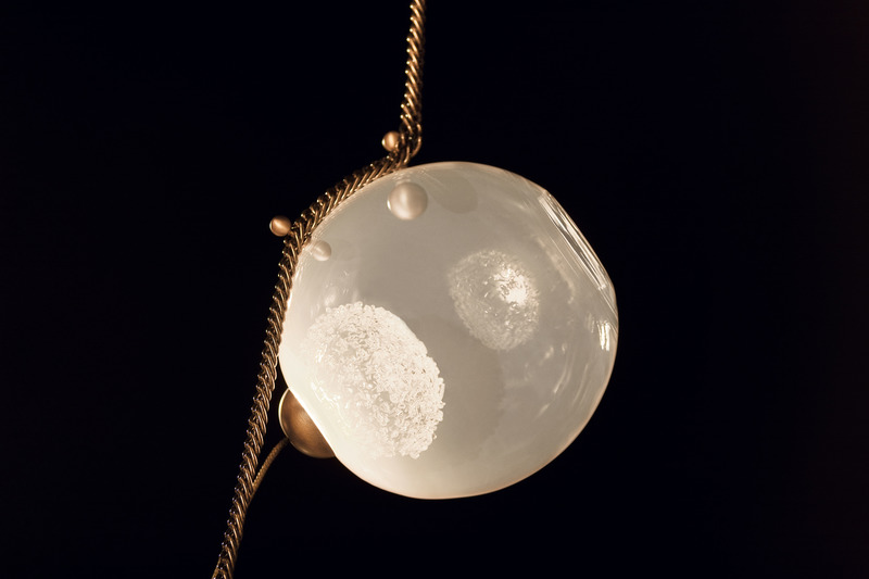 Dossier de presse | 2110-08 - Communiqué de presse | Inspirée par la vie aquatique, la nouvelle collection de Larose Guyon illumine l’Abysse - Larose Guyon - Design d’éclairage - Crédit photo : Les*Marois