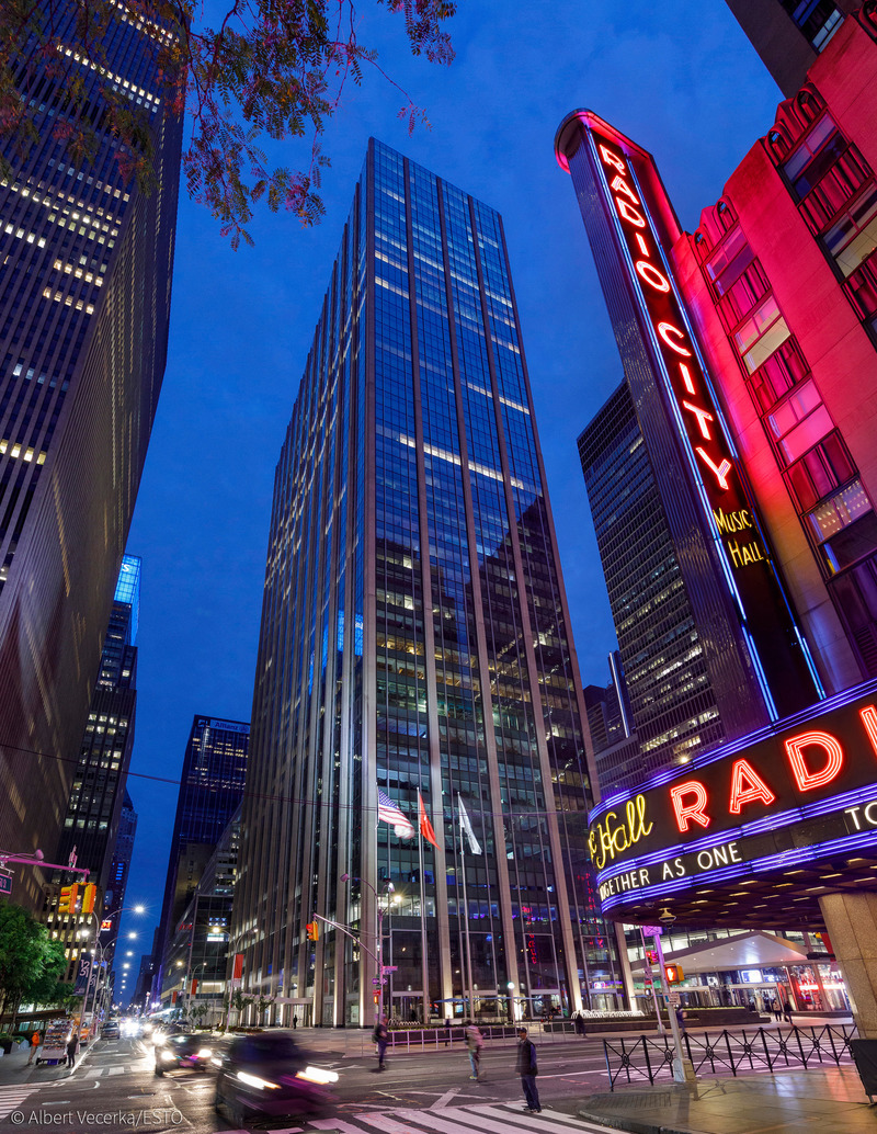 Dossier de presse | 1204-12 - Communiqué de presse | Repositioning of Former Time & Life Building Shows Sustainability is Key to Market Success - Pei Cobb Freed & Partners - Architecture commerciale - View west along 50th Street - Crédit photo : Albert Vecerka/ESTO