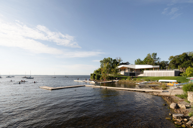 Dossier de presse | 1676-05 - Communiqué de presse | Le Centre nautique de la Baie-de-Valois à Pointe-Claire : un pôle d'activités pour se réapproprier les berges de l'île de Montréal - ADHOC Architectes & Prisme Architecture - Architecture institutionnelle -    Le Centre nautique de la Baie-de-Valois, une nouvelle structure durable qui répond au besoin de réappropriation des berges des citoyens!     - Crédit photo : Raphaël Thibodeau