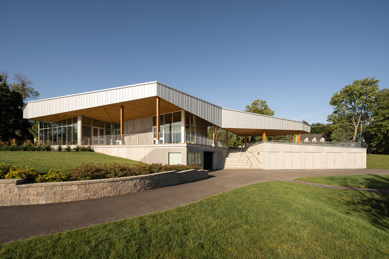 Dossier de presse | 1676-05 - Communiqué de presse | Le Centre nautique de la Baie-de-Valois à Pointe-Claire : un pôle d'activités pour se réapproprier les berges de l'île de Montréal - ADHOC Architectes & Prisme Architecture - Architecture institutionnelle -    Le bâtiment permet aussi d’entreposer les embarcations des activités nautiques.    - Crédit photo : Raphaël Thibodeau