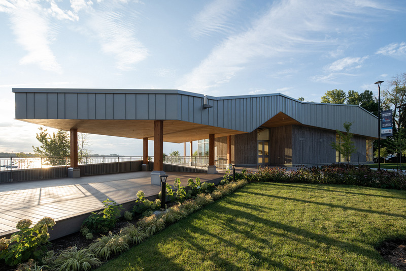 Dossier de presse | 1676-05 - Communiqué de presse | Le Centre nautique de la Baie-de-Valois à Pointe-Claire : un pôle d'activités pour se réapproprier les berges de l'île de Montréal - ADHOC Architectes & Prisme Architecture - Architecture institutionnelle - L’aménagement du site et du bâtiment favorise l’accessibilité à une clientèle diversifiée de tous âges. - Crédit photo : Raphaël Thibodeau