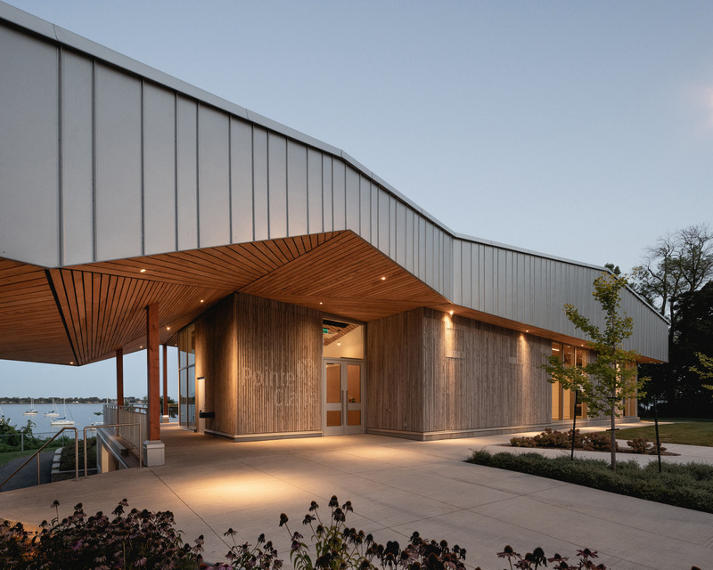 Dossier de presse | 1676-05 - Communiqué de presse | Le Centre nautique de la Baie-de-Valois à Pointe-Claire : un pôle d'activités pour se réapproprier les berges de l'île de Montréal - ADHOC Architectes & Prisme Architecture - Architecture institutionnelle - Inspiré de la stratification géologique, le projet se décompose en différentes couches évoquant le paysage environnant. - Crédit photo : Raphaël Thibodeau