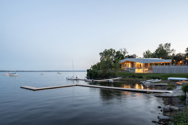 Dossier de presse | 1676-05 - Communiqué de presse | Le Centre nautique de la Baie-de-Valois à Pointe-Claire : un pôle d'activités pour se réapproprier les berges de l'île de Montréal - ADHOC Architectes & Prisme Architecture - Architecture institutionnelle -  Implantées aux abords du lac Saint-Louis dans le parc de la Grande-Anse, les nouvelles installations remplaçant l’ancien chalet vétuste servent entre autres à bonifier les activités nautiques offertes aux citoyens. Le lieu est appelé à devenir un point de rassemblement important pour la communauté de Pointe-Claire.  - Crédit photo : Raphaël Thibodeau