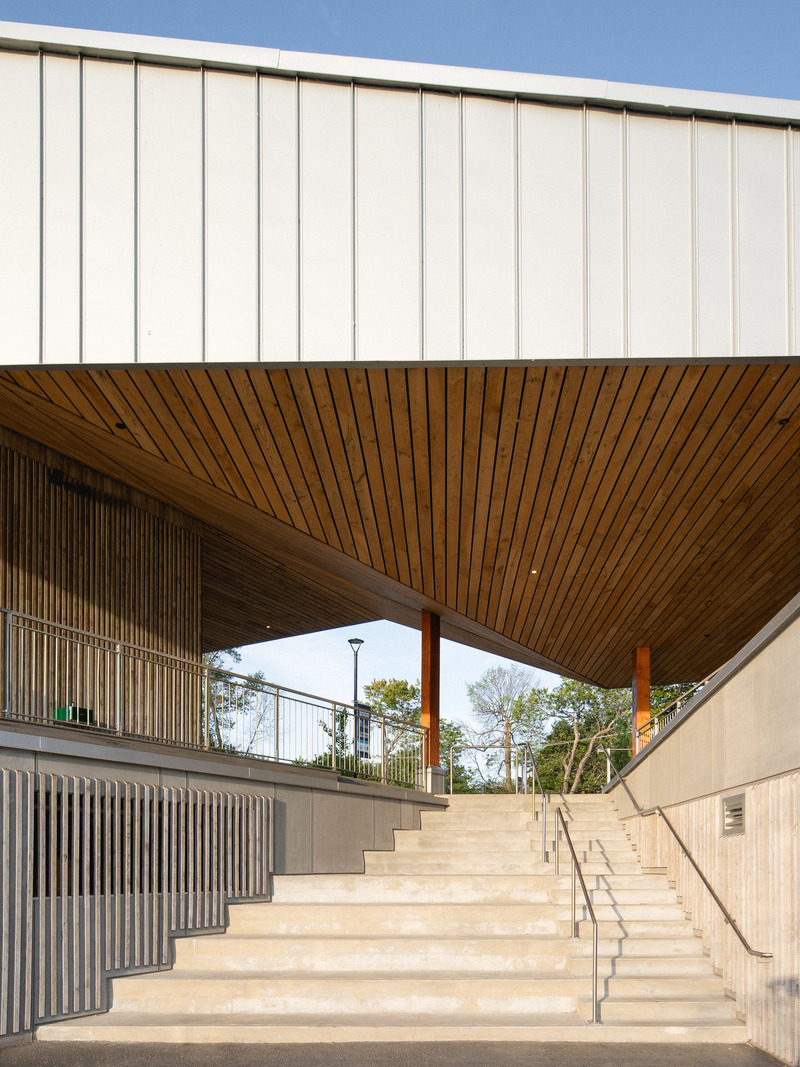 Dossier de presse | 1676-05 - Communiqué de presse | Le Centre nautique de la Baie-de-Valois à Pointe-Claire : un pôle d'activités pour se réapproprier les berges de l'île de Montréal - ADHOC Architectes & Prisme Architecture - Architecture institutionnelle -   <p>Le prolongement extérieur de la toiture permettra la tenue d’activités extérieures, peu importe les conditions météorologiques, toute l'année. </p>   - Crédit photo : Raphaël Thibodeau