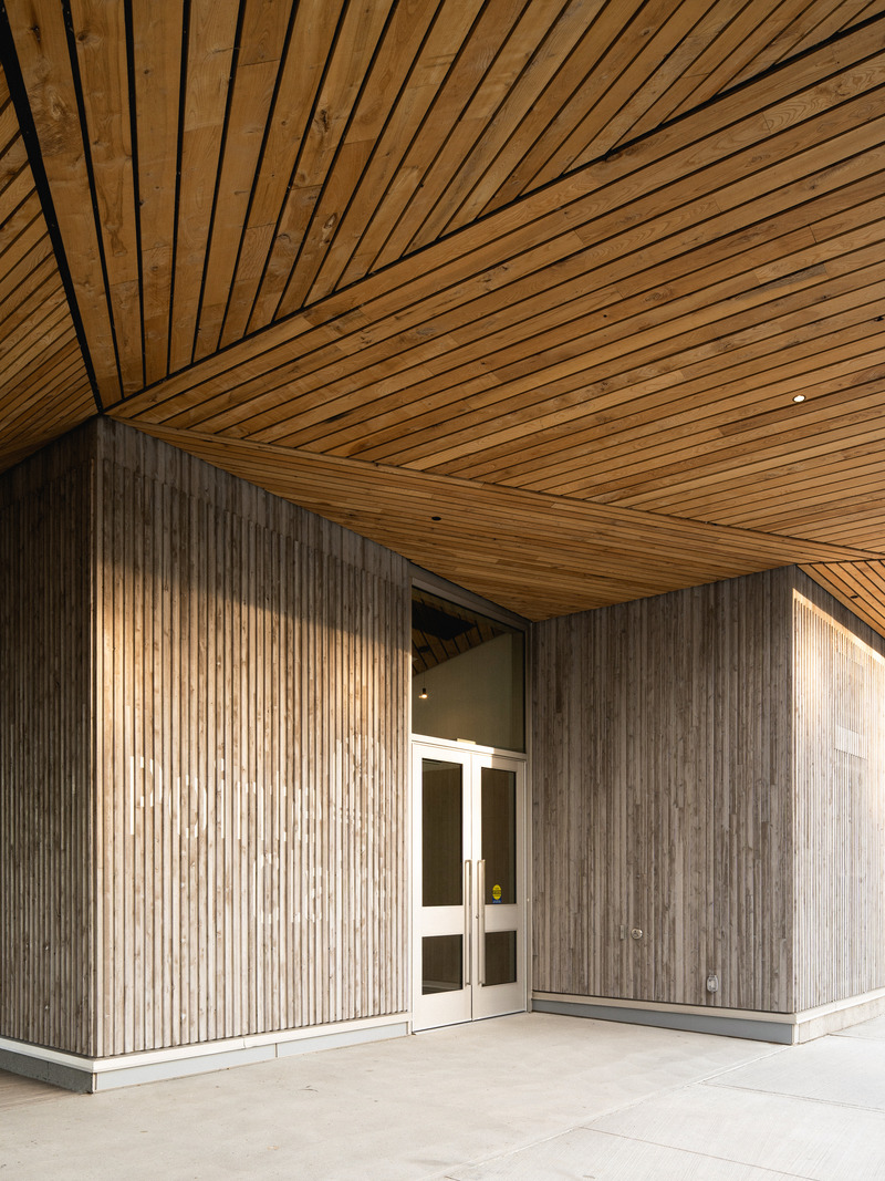 Dossier de presse | 1676-05 - Communiqué de presse | Le Centre nautique de la Baie-de-Valois à Pointe-Claire : un pôle d'activités pour se réapproprier les berges de l'île de Montréal - ADHOC Architectes & Prisme Architecture - Architecture institutionnelle - Le revêtement de bois est un clin d'œil au rythme des troncs d’arbre dans un boisé - Crédit photo : Raphaël Thibodeau