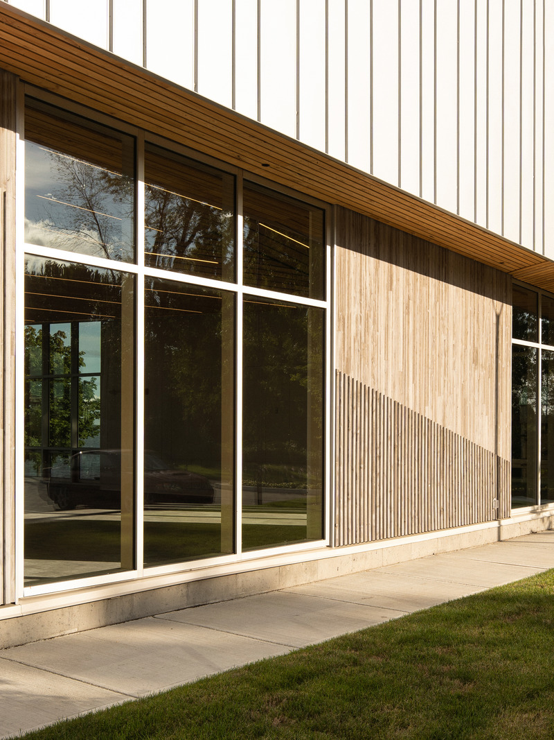 Dossier de presse | 1676-05 - Communiqué de presse | Le Centre nautique de la Baie-de-Valois à Pointe-Claire : un pôle d'activités pour se réapproprier les berges de l'île de Montréal - ADHOC Architectes & Prisme Architecture - Architecture institutionnelle -   Élément principal du projet pour sa matérialité dans le concept et ses propriétés écologiques, le bois se décline sous plusieurs formes tout au long du projet.  - Crédit photo : Raphaël Thibodeau