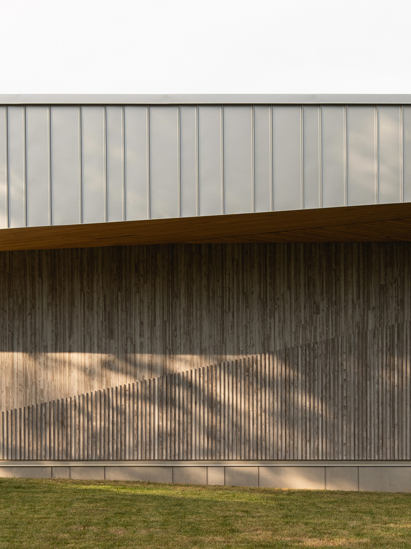 Dossier de presse | 1676-05 - Communiqué de presse | Le Centre nautique de la Baie-de-Valois à Pointe-Claire : un pôle d'activités pour se réapproprier les berges de l'île de Montréal - ADHOC Architectes & Prisme Architecture - Architecture institutionnelle -  <p style=""> Choisi pour son aspect naturel et son origine locale, le cèdre blanc de l’Est a été utilisé pour le revêtement de la façade extérieure.   </p>  - Crédit photo : Raphaël Thibodeau