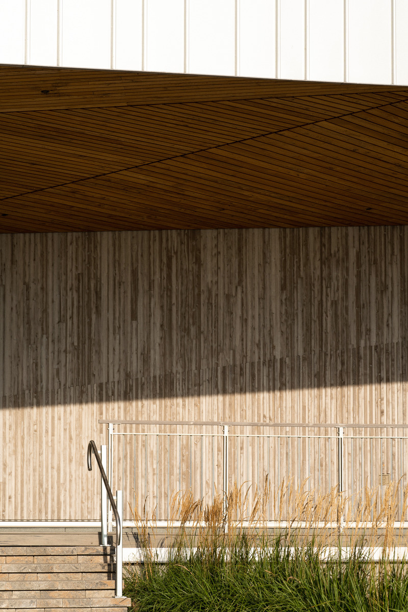 Dossier de presse | 1676-05 - Communiqué de presse | Le Centre nautique de la Baie-de-Valois à Pointe-Claire : un pôle d'activités pour se réapproprier les berges de l'île de Montréal - ADHOC Architectes & Prisme Architecture - Architecture institutionnelle - En plus de contribuer esthétiquement au projet, la réutilisation du bois de frêne contribue à la capture et à la séquestration de carbone. - Crédit photo : Raphaël Thibodeau