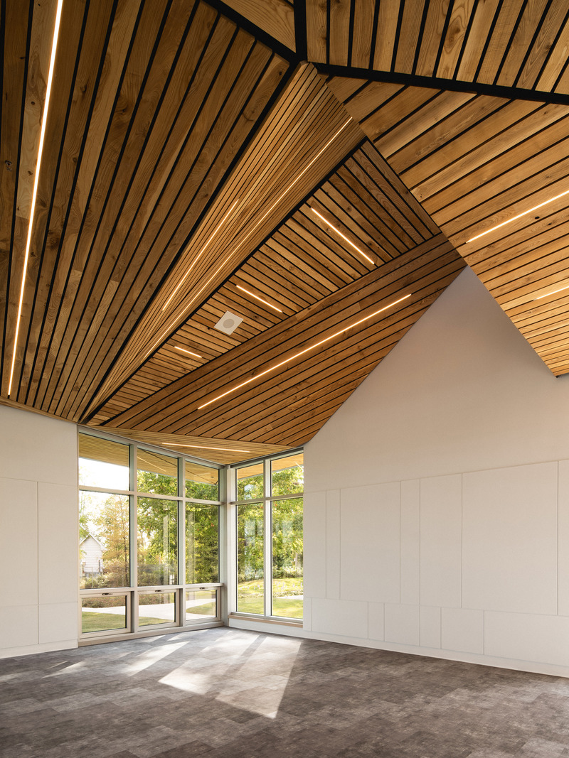 Dossier de presse | 1676-05 - Communiqué de presse | Le Centre nautique de la Baie-de-Valois à Pointe-Claire : un pôle d'activités pour se réapproprier les berges de l'île de Montréal - ADHOC Architectes & Prisme Architecture - Architecture institutionnelle -   Du bois de frêne récupéré dans le cadre de la lutte contre l’agrile du frêne a été utilisé pour les travaux de finition intérieure ainsi que pour les soffites.    - Crédit photo : Raphaël Thibodeau