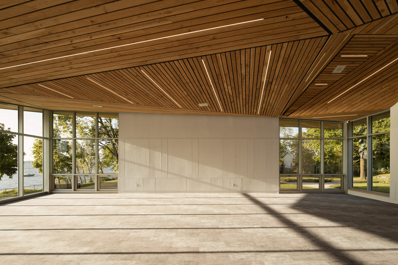 Dossier de presse | 1676-05 - Communiqué de presse | Le Centre nautique de la Baie-de-Valois à Pointe-Claire : un pôle d'activités pour se réapproprier les berges de l'île de Montréal - ADHOC Architectes & Prisme Architecture - Architecture institutionnelle - En saison estivale, les rayons solaires sont occultés par le débord prononcé de la toiture du côté sud ouest du bâtiment afin de limiter les gains de chaleur à l’intérieur du bâtiment. - Crédit photo : Raphaël Thibodeau
