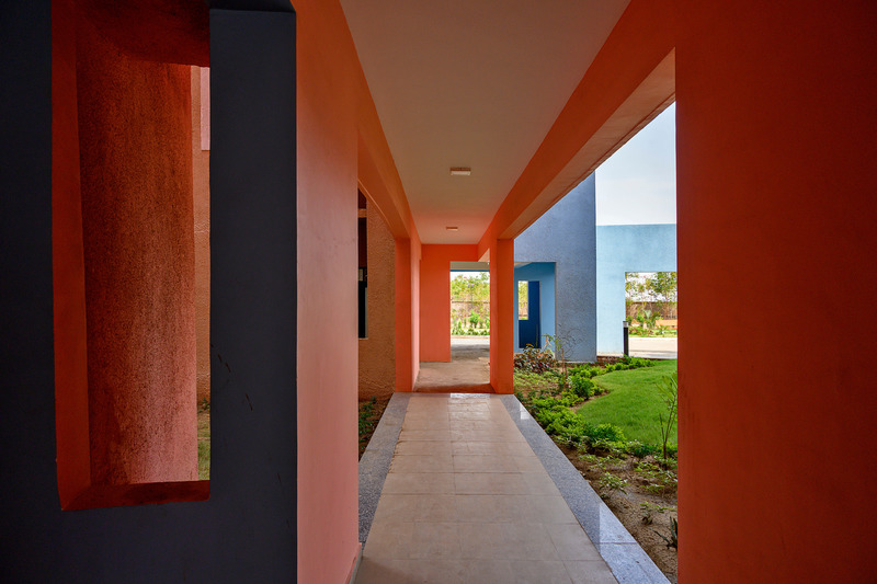 Dossier de presse | 1432-14 - Communiqué de presse | Shree Town - Sanjay Puri Architects - Architecture résidentielle - VIEW FROM STILT CORRIDORS &amp; LANDSCAPE  - Crédit photo : MR.DINESH MEHTA