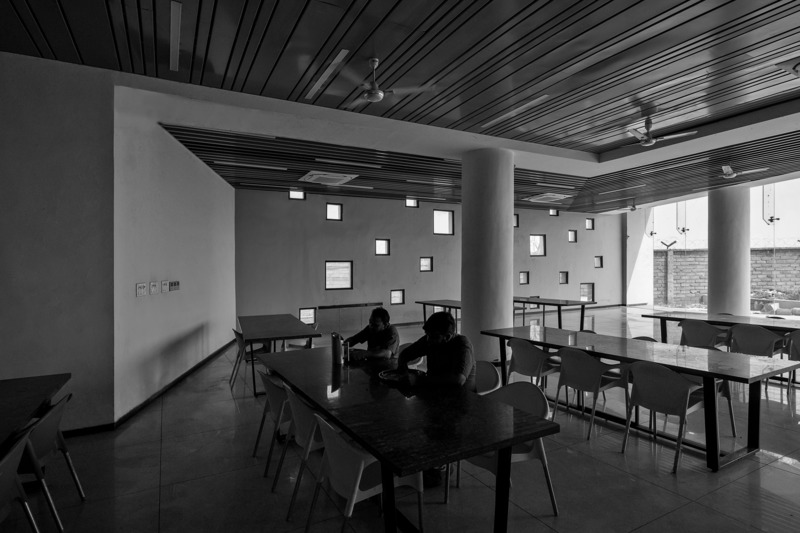 Dossier de presse | 1432-14 - Communiqué de presse | Shree Town - Sanjay Puri Architects - Architecture résidentielle - CAFETERIA - Crédit photo : MR.DINESH MEHTA