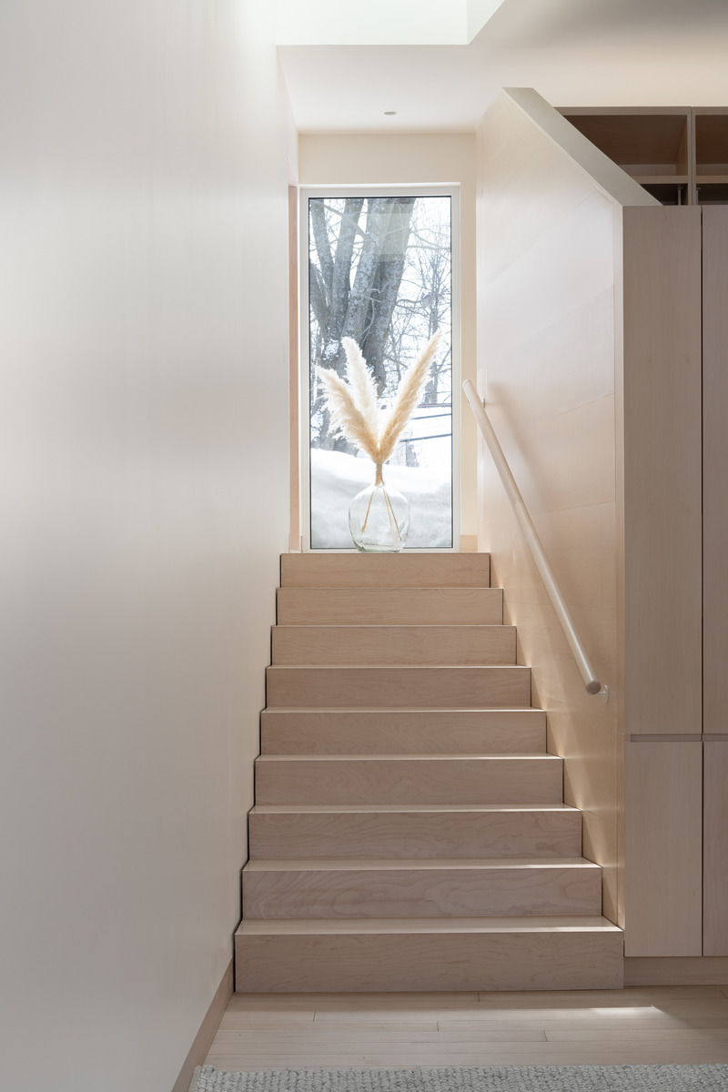 Dossier de presse | 5554-04 - Communiqué de presse | Résidence MI-1 - Dupont Blouin - Architecture résidentielle - Escalier en érable blanc arctique - Crédit photo : Olivier Blouin