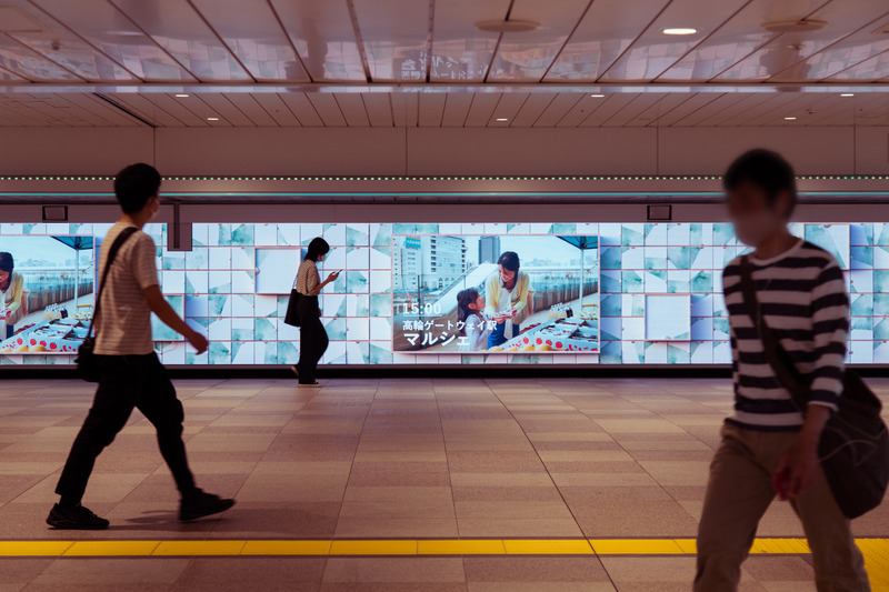 Press kit | 1089-08 - Press release | The Colour Bath at Tokyo’s Shinjuku Station - Moment Factory - Multimedia Design - Photo credit: Moment factory