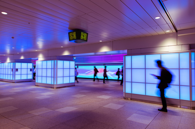 Press kit | 1089-08 - Press release | The Colour Bath at Tokyo’s Shinjuku Station - Moment Factory - Multimedia Design - Photo credit: Moment factory