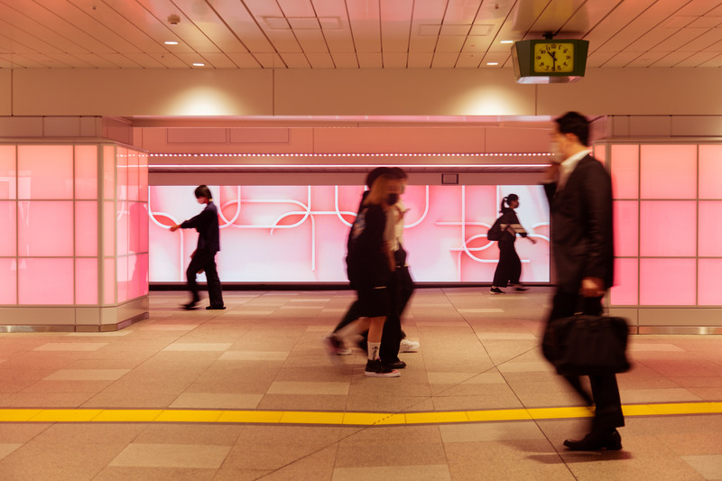 Press kit | 1089-08 - Press release | The Colour Bath at Tokyo’s Shinjuku Station - Moment Factory - Multimedia Design - Photo credit: Moment factory