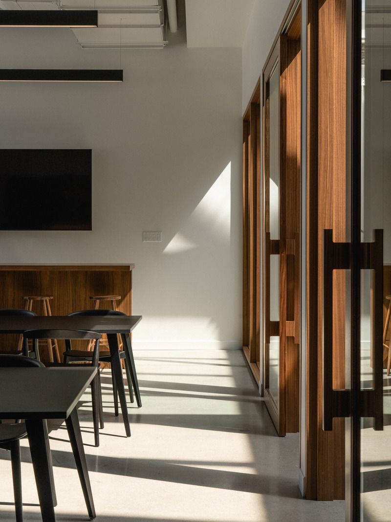 Dossier de presse | 1685-03 - Communiqué de presse | Maison Accuracy - Atelier L'Abri - Design d’intérieur commercial - Crédit photo : Raphaël Thibodeau