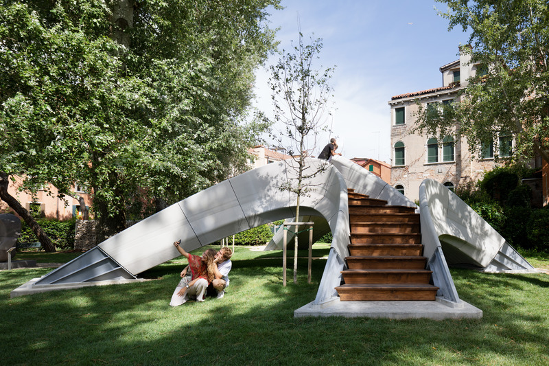 Press kit | 1071-16 - Press release | World's Best Architecture 2022 Announced - Architizer - Commercial Architecture -  Striatus 3D Printed Bridge, Venice, Italy, developed by the Block Research Group (BRG) at ETH Zurich and Zaha Hadid Architects Computation &amp; Design Research Group (ZHA CODE), in collaboration with Incremental 3D (in3D) and made possible by Holcim, A+Awards Jury Winner in the Architecture +Concrete category  - Photo credit: Naaro