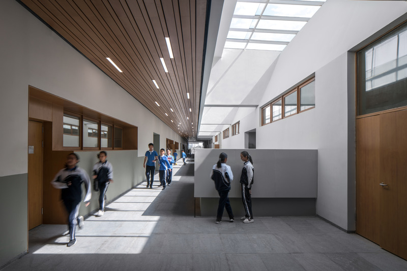 Press kit | 2606-03 - Press release | Shenzhen Nanshan Foreign Language School - Studio Link-Arc, LLC - Institutional Architecture - Interior View of the Corridor - Photo credit: Shengliang Su