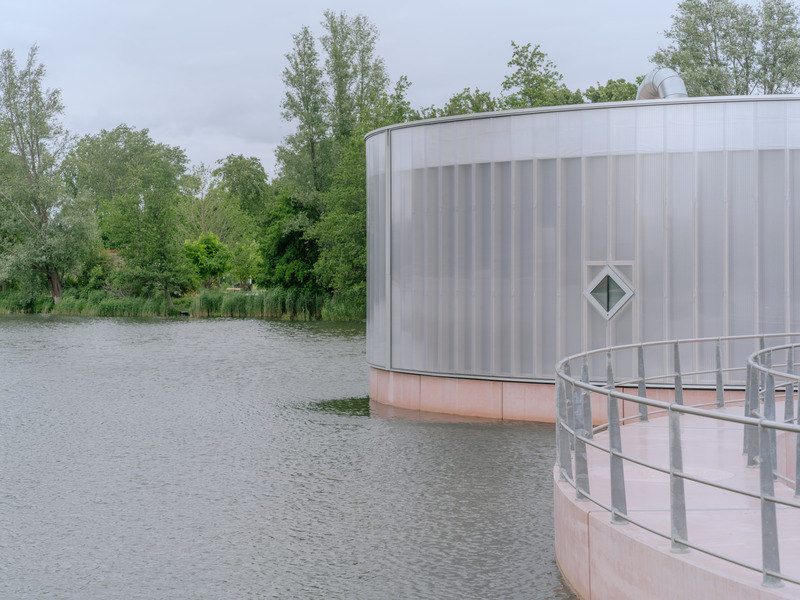 Press kit | 6081-01 - Press release | A Floating Pavilion as Testing Grounds for Museum-to-be M. in Dutch New Town Almere - M. - Art - detail of the polycarbonate cylindrical façade - M.'s pavilion - Photo credit: Riccardo de Vecchi for M.