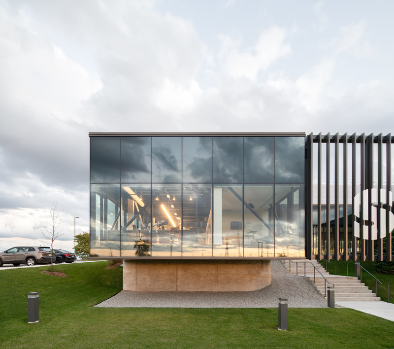 Dossier de presse | 865-54 - Communiqué de presse | Lemay établit de nouvelles normes en matière de design écoresponsable avec la conception d'une nouvelle usine SOPREMA certifiée LEED - Lemay - Architecture industrielle - Crédit photo : David Boyer