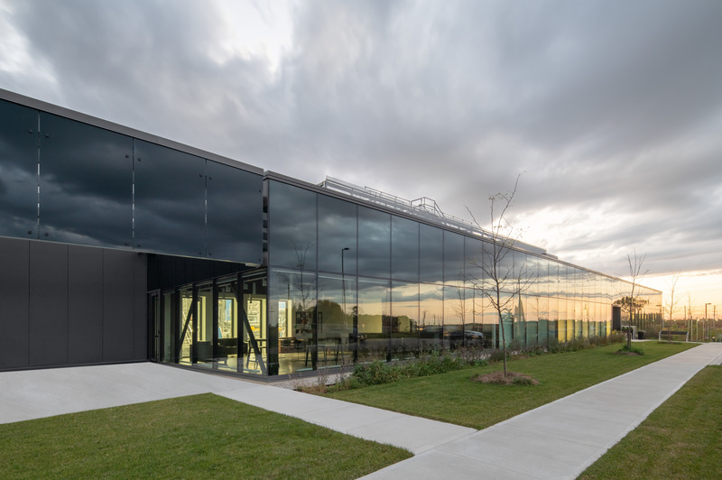 Dossier de presse | 865-54 - Communiqué de presse | Lemay établit de nouvelles normes en matière de design écoresponsable avec la conception d'une nouvelle usine SOPREMA certifiée LEED - Lemay - Architecture industrielle - Crédit photo : David Boyer