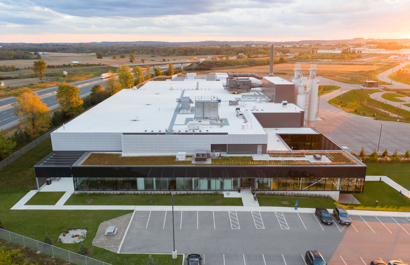 Dossier de presse | 865-54 - Communiqué de presse | Lemay établit de nouvelles normes en matière de design écoresponsable avec la conception d'une nouvelle usine SOPREMA certifiée LEED - Lemay - Architecture industrielle - Crédit photo : David Boyer