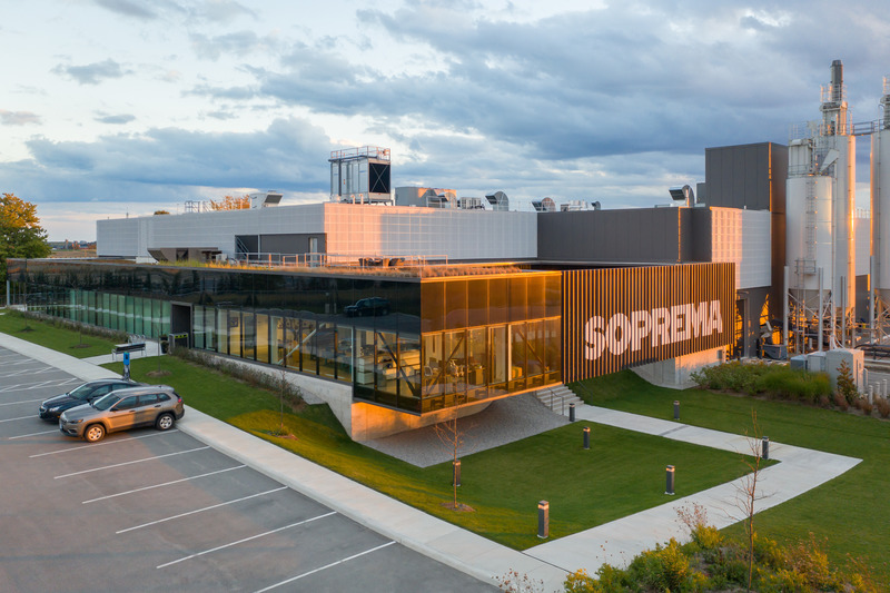 Dossier de presse | 865-54 - Communiqué de presse | Lemay établit de nouvelles normes en matière de design écoresponsable avec la conception d'une nouvelle usine SOPREMA certifiée LEED - Lemay - Architecture industrielle - Crédit photo : David Boyer