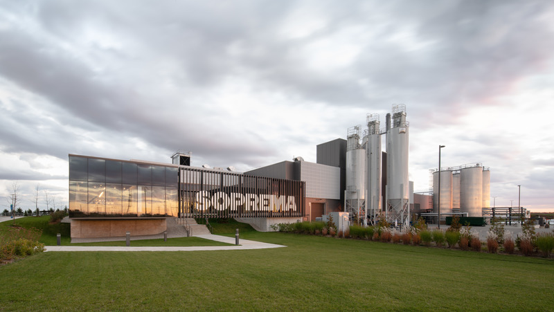 Dossier de presse | 865-54 - Communiqué de presse | Lemay établit de nouvelles normes en matière de design écoresponsable avec la conception d'une nouvelle usine SOPREMA certifiée LEED - Lemay - Architecture industrielle - Crédit photo : David Boyer