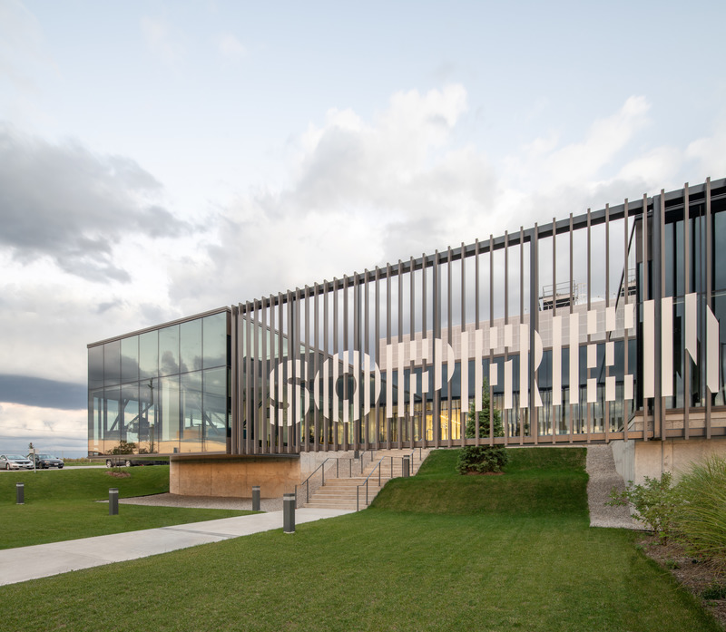 Dossier de presse | 865-54 - Communiqué de presse | Lemay établit de nouvelles normes en matière de design écoresponsable avec la conception d'une nouvelle usine SOPREMA certifiée LEED - Lemay - Architecture industrielle - Crédit photo : David Boyer