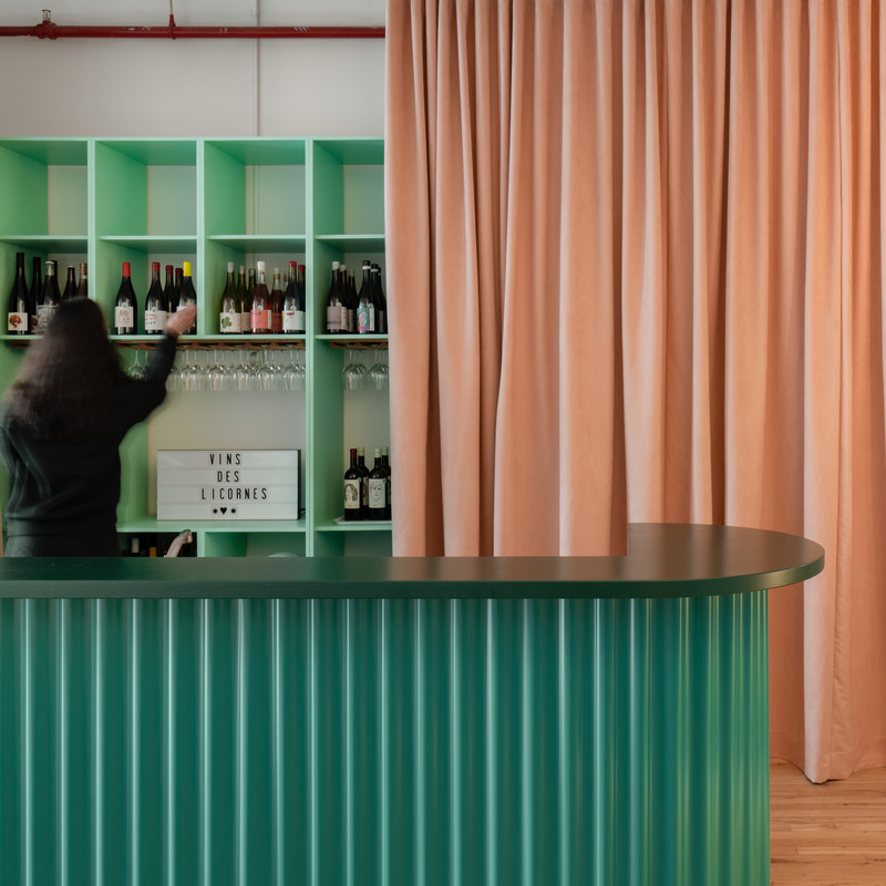 Dossier de presse | 5554-03 - Communiqué de presse | Le vin dans les voiles - Dupont Blouin - Design d’intérieur commercial - Comptoir de dégustation - Crédit photo : Olivier Blouin