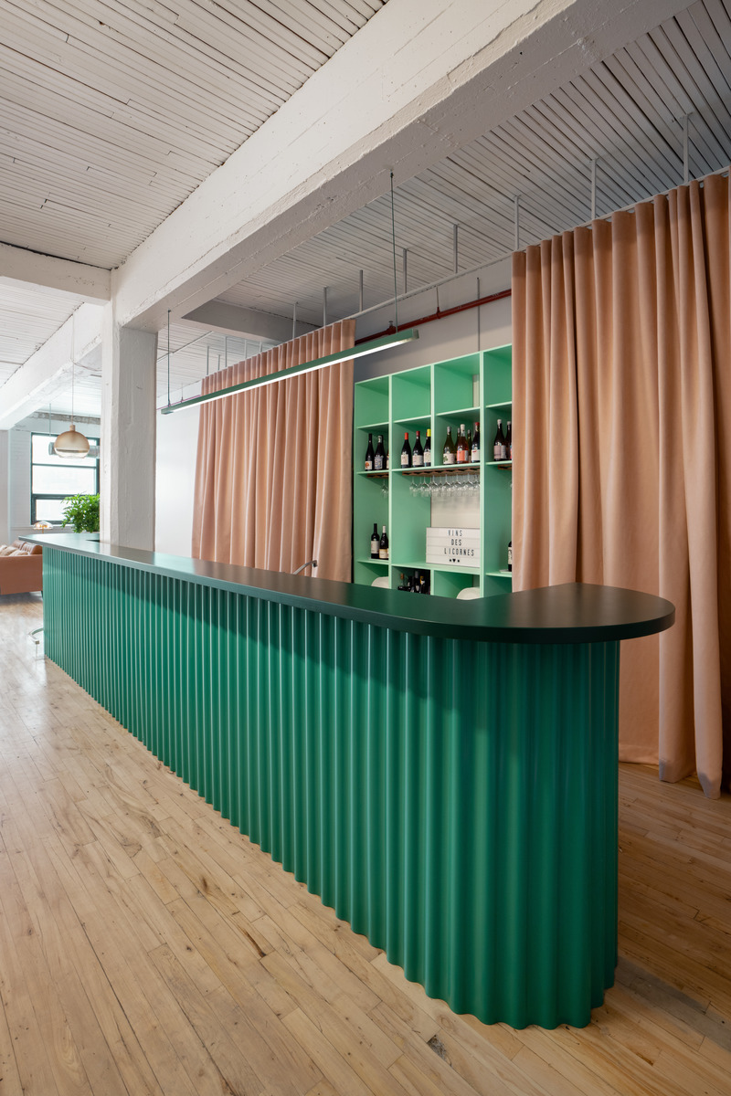 Dossier de presse | 5554-03 - Communiqué de presse | Le vin dans les voiles - Dupont Blouin - Design d’intérieur commercial -  Comptoir de dégustation  - Crédit photo : Olivier Blouin