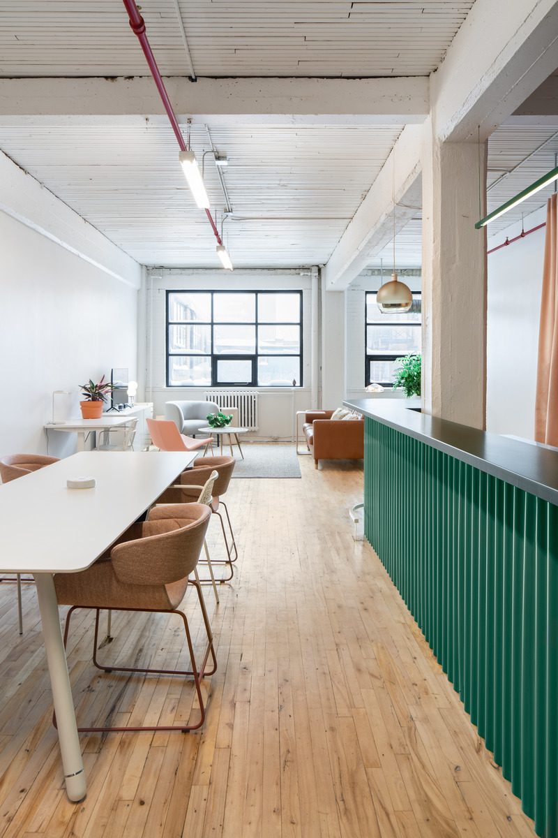 Dossier de presse | 5554-03 - Communiqué de presse | Le vin dans les voiles - Dupont Blouin - Design d’intérieur commercial - Espace du bureau, table de conférence - Crédit photo : Olivier Blouin