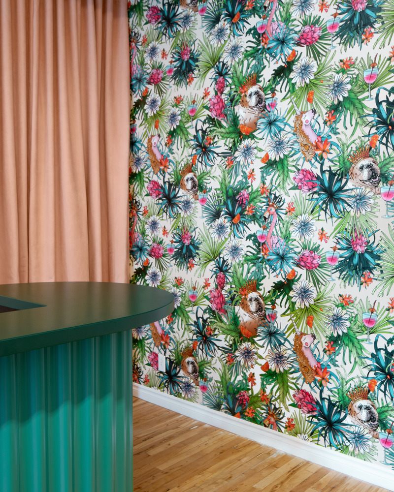 Dossier de presse | 5554-03 - Communiqué de presse | Le vin dans les voiles - Dupont Blouin - Design d’intérieur commercial - Papier peint sur mesure par l'artiste Aurore Danielou - Crédit photo : Olivier Blouin
