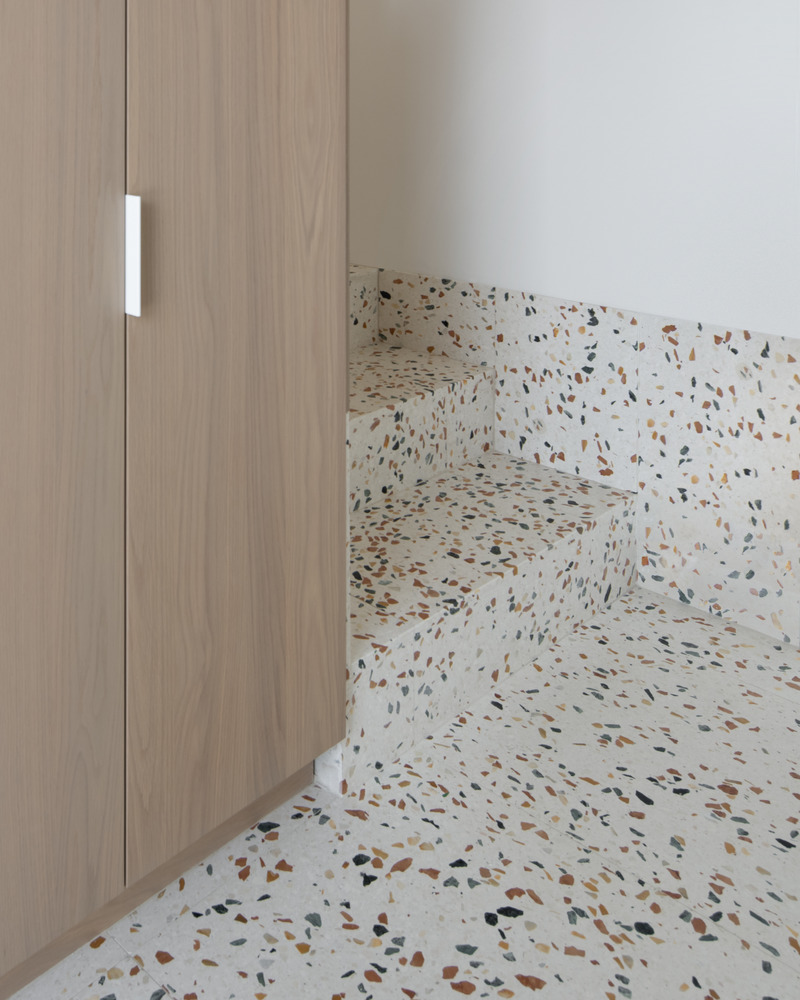 Dossier de presse | 5554-05 - Communiqué de presse | Résidence MI-2 - Dupont Blouin - Architecture résidentielle -  Entrée avec plancher de terrazzo Murano - Crédit photo : Olivier Blouin
