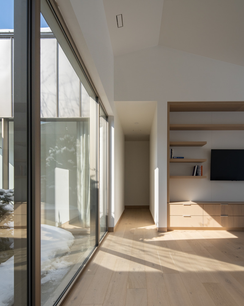 Dossier de presse | 5554-05 - Communiqué de presse | Résidence MI-2 - Dupont Blouin - Architecture résidentielle - Couloir vers les chambres - Crédit photo : Olivier Blouin