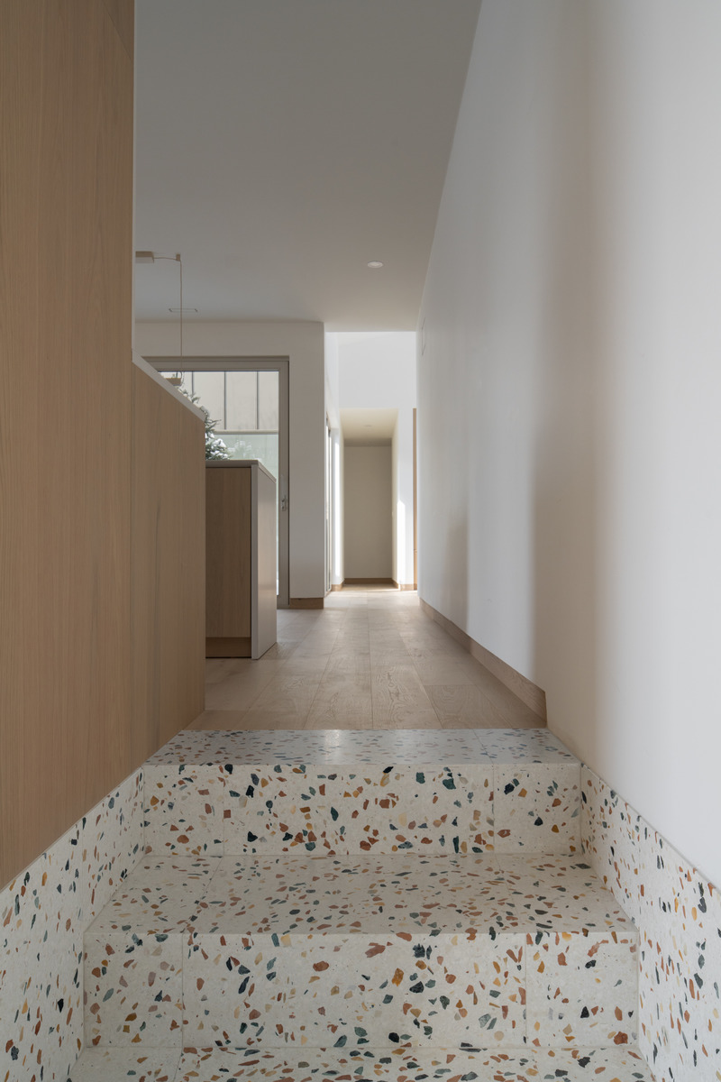 Dossier de presse | 5554-05 - Communiqué de presse | Résidence MI-2 - Dupont Blouin - Architecture résidentielle - Entrée avec plancher de terrazzo Murano - Crédit photo : Olivier Blouin