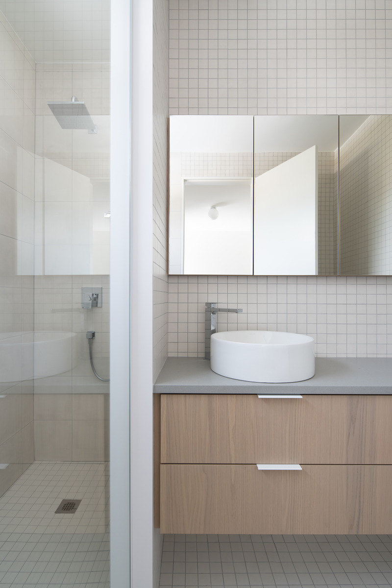Dossier de presse | 5554-05 - Communiqué de presse | Résidence MI-2 - Dupont Blouin - Architecture résidentielle - Master bathroom - Crédit photo : Olivier Blouin