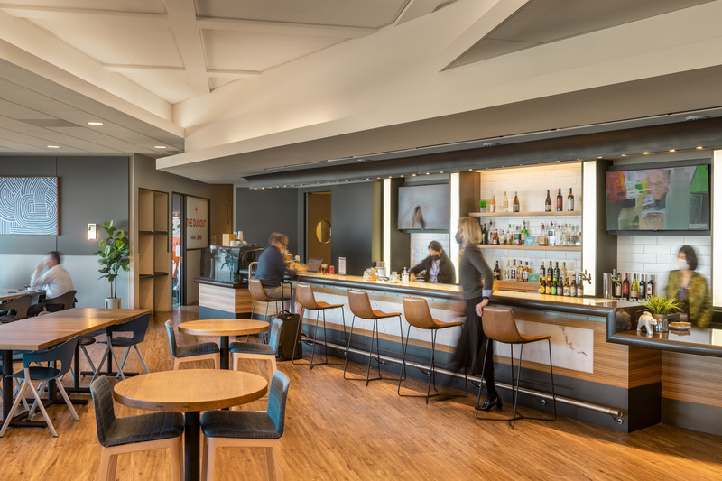 Dossier de presse | 2757-29 - Communiqué de presse | WDA Showcases Hospitality Trends with New Restaurant Projects - William Duff Architects (WDA) - Architecture commerciale - Alaska Airlines Lounge at SFO:  Sustainable measures were accomplished through the reuse of many existing materials, such as flooring, wood paneling and soft goods. - Crédit photo : Patrik Argast