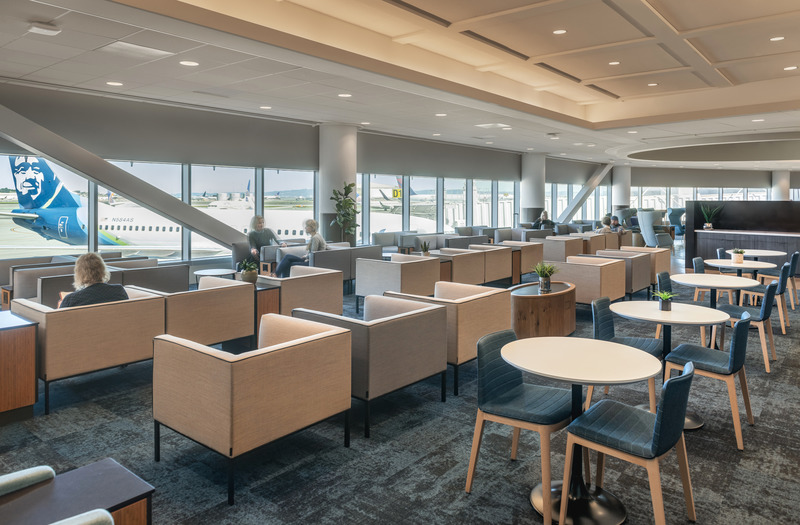 Dossier de presse | 2757-29 - Communiqué de presse | WDA Showcases Hospitality Trends with New Restaurant Projects - William Duff Architects (WDA) - Architecture commerciale - Alaska Airlines Lounge at SFO:  New hospitality touches include new furniture and finishes, glass pendant lighting and pops of color to reinforce the Alaska Airlines brand.  - Crédit photo : Patrik Argast