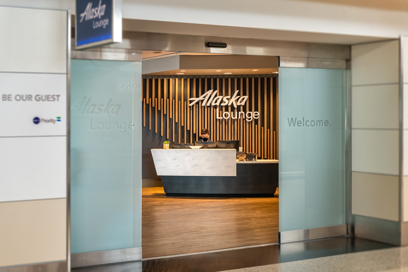 Dossier de presse | 2757-29 - Communiqué de presse | WDA Showcases Hospitality Trends with New Restaurant Projects - William Duff Architects (WDA) - Architecture commerciale -  Alaska Airlines Lounge at SFO: At Alaska Airlines’ new lounge at San Francisco International Airport, visitors are welcomed into a reception area framed by a sculptural interlocking slatted wood wall.   - Crédit photo : Patrik Argast