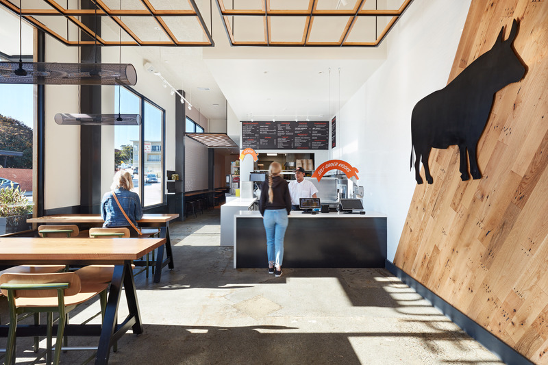 Dossier de presse | 2757-29 - Communiqué de presse | WDA Showcases Hospitality Trends with New Restaurant Projects - William Duff Architects (WDA) - Architecture commerciale - Super Duper Laurel Village: The fast casual restaurant features the brand’s signature iconography and bold orange accents. The design features classic “diner” subway tiles, and crisp white quartz waterfall counters with dark gray Corten steel accents. - Crédit photo : Mariko Reed