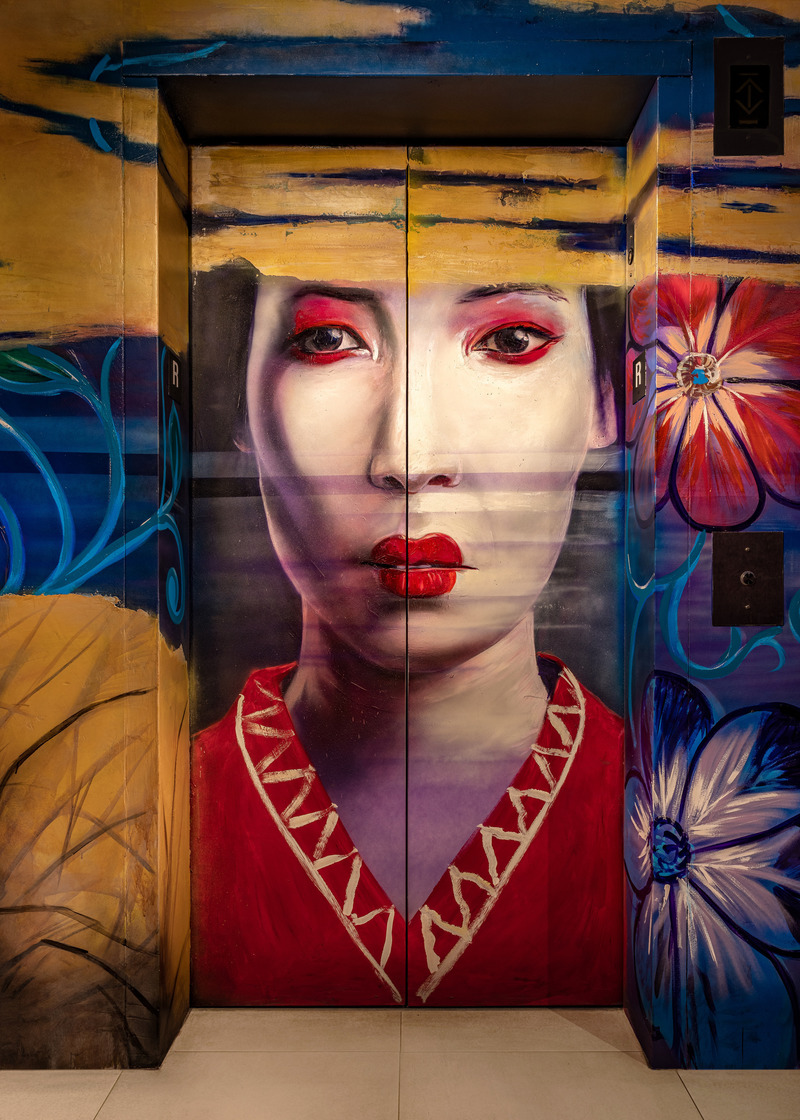 Dossier de presse | 2757-29 - Communiqué de presse | WDA Showcases Hospitality Trends with New Restaurant Projects - William Duff Architects (WDA) - Architecture commerciale - <p class="">KAIYŌ Rooftop:  A hand-painted mural wraps the elevator lobby entrance, further expressing the Peruvian and Japanese influences.</p> - Crédit photo : Patrik Argast