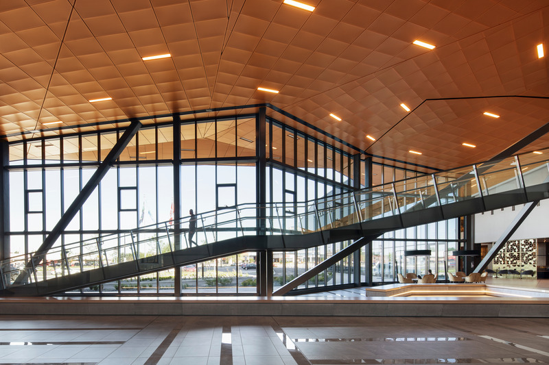 Dossier de presse | 1387-09 - Communiqué de presse | NEUF + 12 directeur(-trice)s - NEUF architect(e)s - Évènement + Exposition -   Hôtel et Centre de congrès de Saint-Hyacinthe (2018). En collaboration avec KANVA    - Crédit photo : Adrien Williams