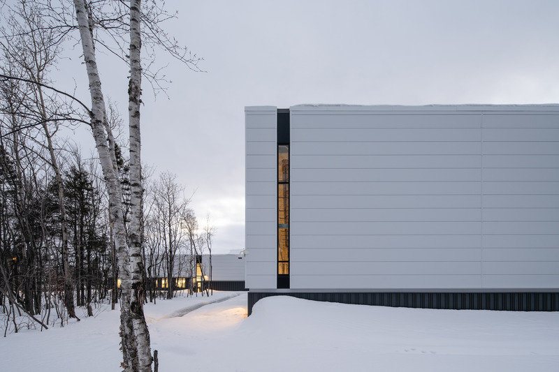 Dossier de presse | 1387-09 - Communiqué de presse | NEUF + 12 directeur(-trice)s - NEUF architect(e)s - Évènement + Exposition - Plateforme clinico-logistique du CHU de Québec-Université Laval (2021). En collaboration avec BGLA - Crédit photo : Raphaël Thibodeau