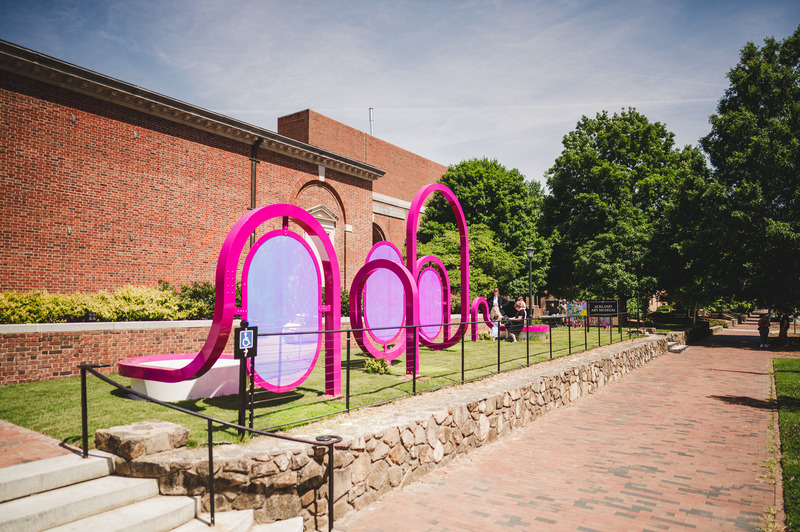 Press kit | 5595-05 - Press release | Art Museum Terrace Transformed into a Programmable Community Space - The Urban Conga - Landscape Architecture - The magenta color acts like a piece of ribbon growing up from the ground and guiding people into the terrace and the museum.  - Photo credit: Tom Waldenberg