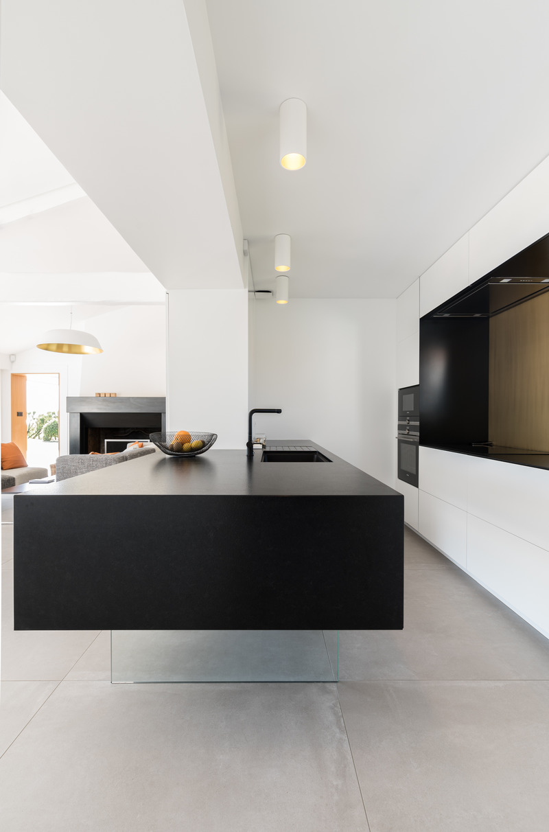 Press kit | 2180-05 - Press release | A House with a View - Martins | Afonso atelier de design - Residential Architecture - Central kitchen island  - Photo credit: Mickaël Martins Afonso